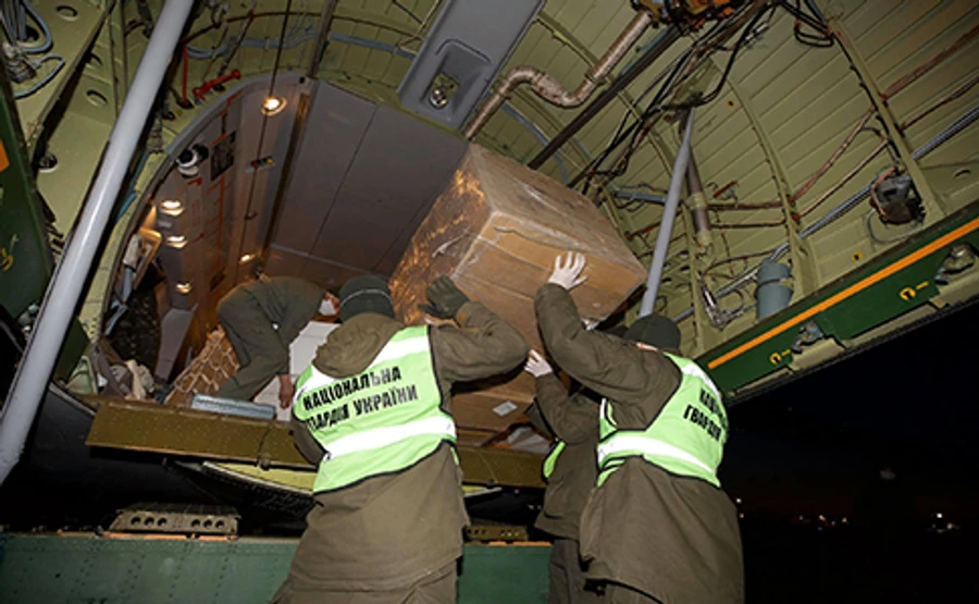 В регионы направили экспресс-тесты и средства защиты для медиков - Аваков