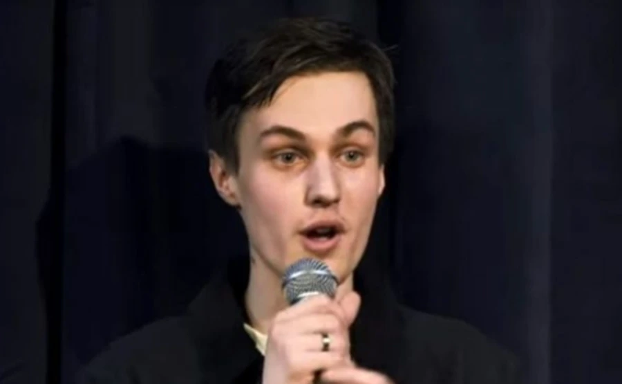 Российский комик, известный шутками о Путине, сбежал из страны