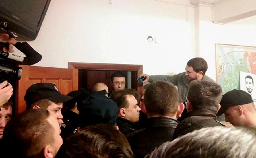 Корбана вывезли из зала суда, несмотря на сопротивление прокурора