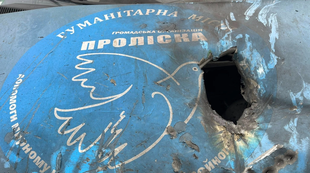 Russians attack humanitarian mission vehicle carrying foreign journalists in Kostiantynivka – photo, video