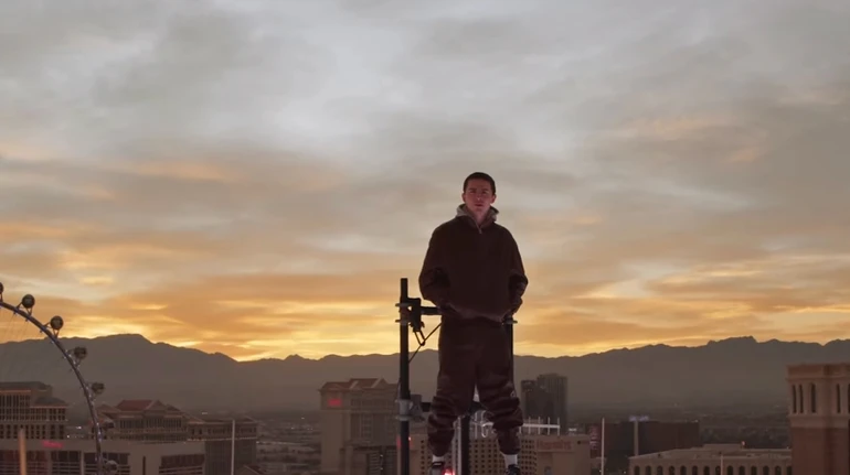 Тимоти Шаламе снялся в проморолике фильма Марти Суприм. Гений комбинаций в Лас-Вегасе