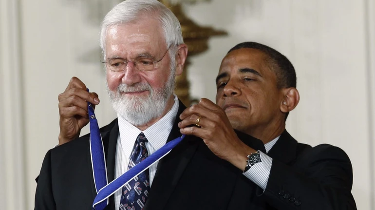 Замкнув вірус у лабораторіях: у США помер лікар, який зіграв ключову роль у викорененні віспи