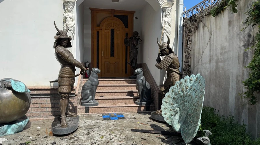 Russian attack damages sculptor Katib Mamedov's home in Kharkiv – photos