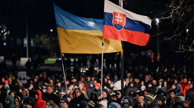 СМИ: Несколько тысяч человек в Словакии вышли на митинг против правительства и в поддержку Украины