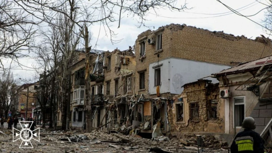 Russians strike central Kherson, injuring woman, 73, and boy, 17 – photo, video