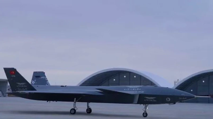 Дрон Bayraktar Kizilelma з українським двигуном успішно завершив тестовий політ