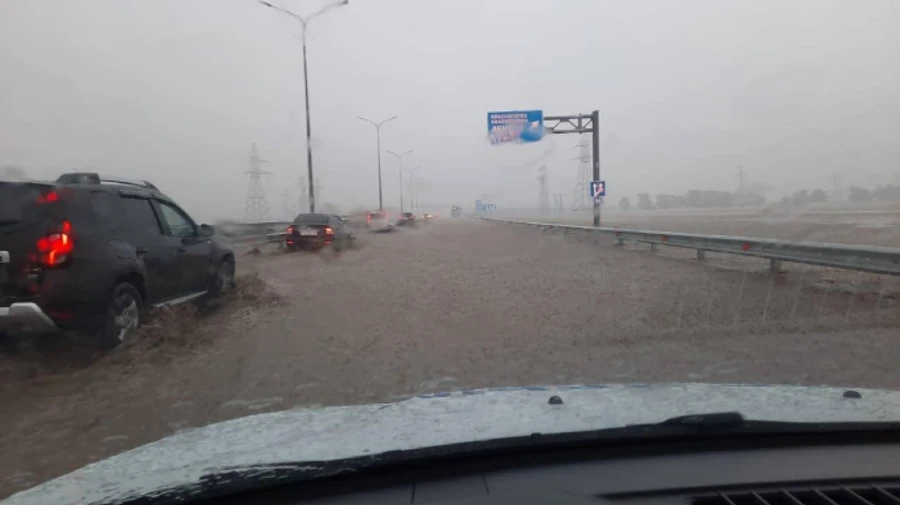 У Криму затопило трасу, яка веде до кримського мосту