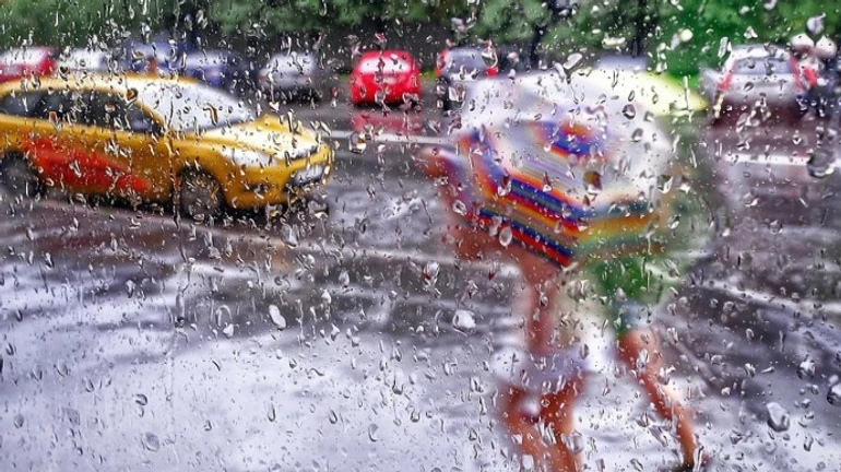 Погода в воскресенье: синоптики предупредили про шквалы и град