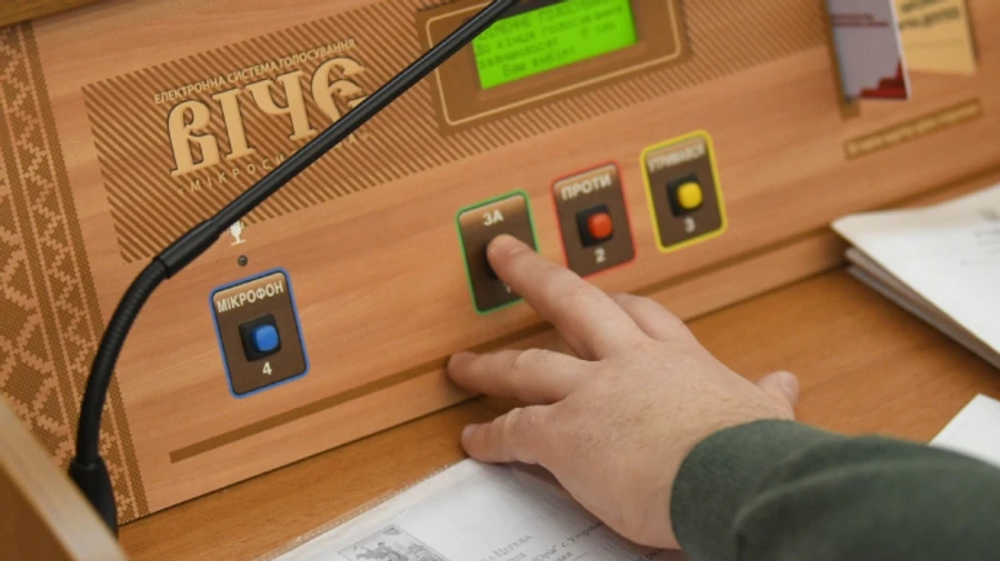 Еще один горсовет призывает Зеленского запретить ОПЗЖ и партию Шария