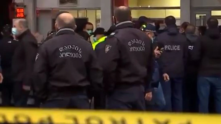 У Тбілісі захопили заручників в офісі компанії із видачі мікрокредитів