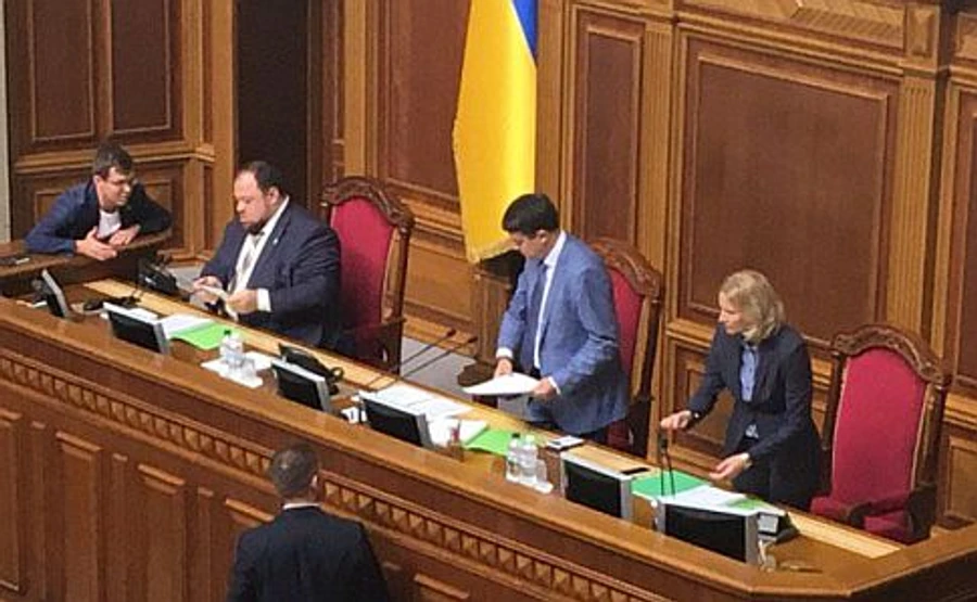 Разумков відкрив другу сесію нової Ради. Зеленський у залі