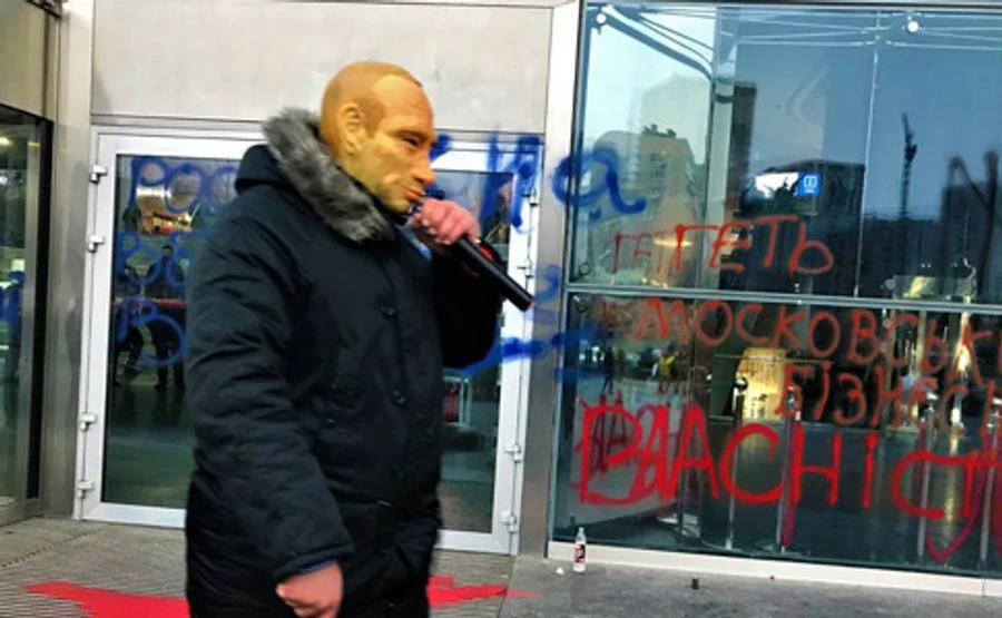 Націоналісти заблокували ТЦ Ocean Plaza: палять фаєри, готують шини