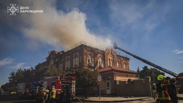 Момент российского удара дроном по университету в Харькове попал на видео: есть пострадавшие