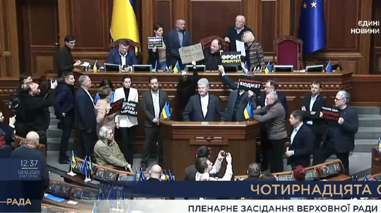 Евросолидарность заблокировала трибуну Рады: хочет отставки правительства и встречи с Зеленским