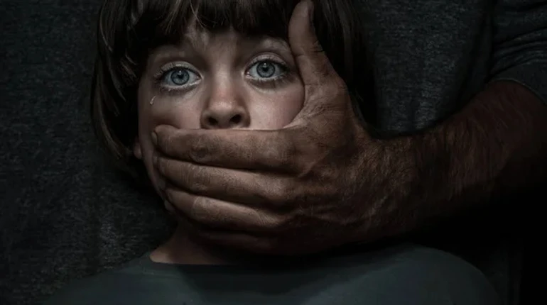 15 лет за решеткой проведет мужчина, который на протяжении трех лет насиловал двух девочек