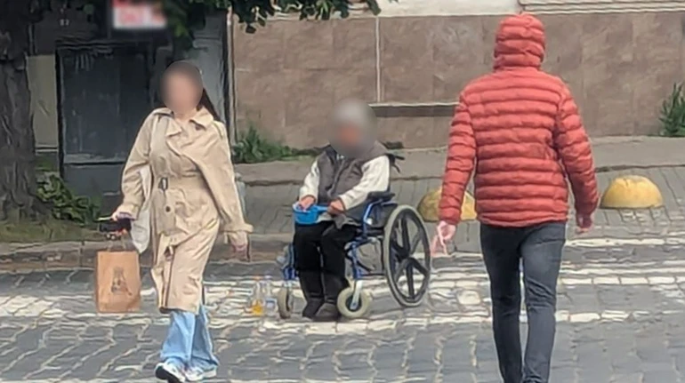 У Чернівцях чоловік змушував 76-річну жінку жебракувати у кріслі колісному: йому повідомили про підозру
