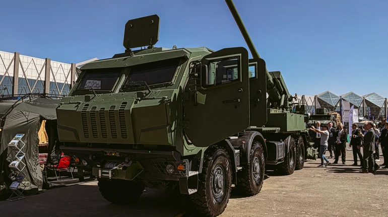 САУ Богдана в літаку, поряд – росіяни. Як українські зброярі себе показали на виставці в Ер-Ріяді?