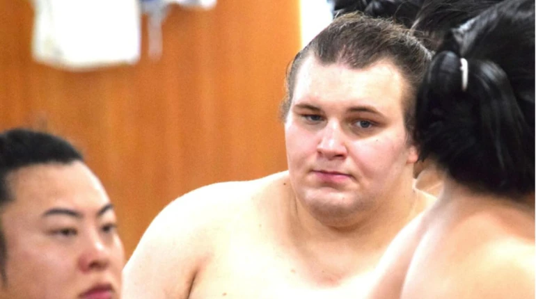 Сумоїст Аонішікі травмував ліву щиколотку за 4 дні до старту турніру Natsu Basho