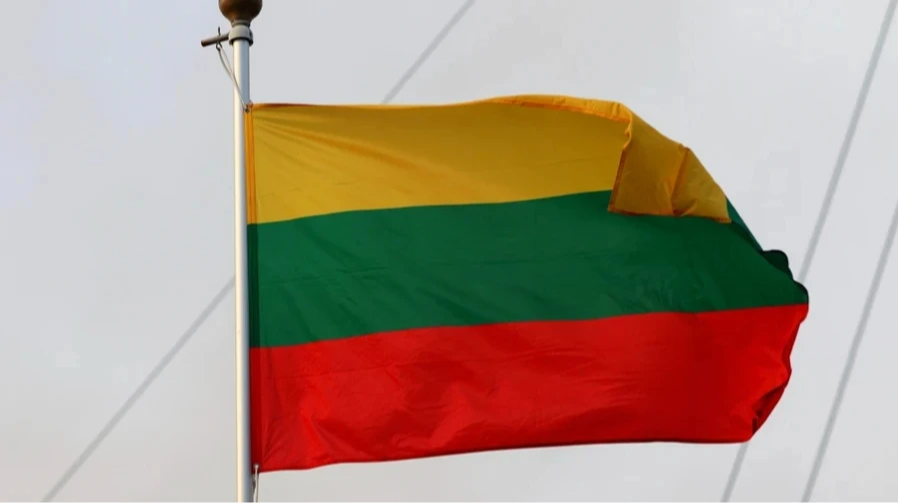 Литва викличе представника РФ через пошкодження свого посольства в Києві під час російської атаки