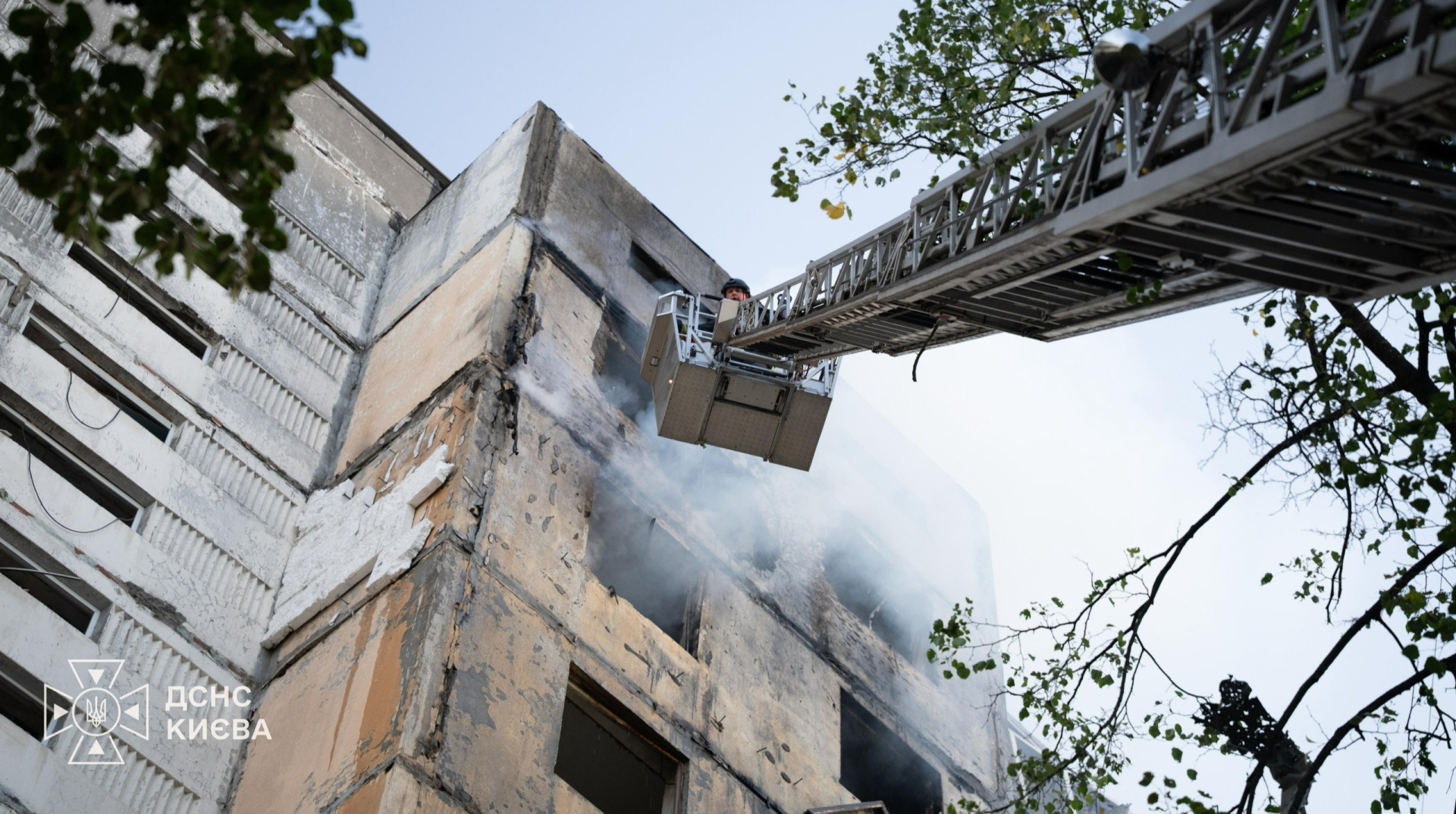 РФ знову атакувала Київ: дрон влучив у багатопопверхівку, три людини постраждали