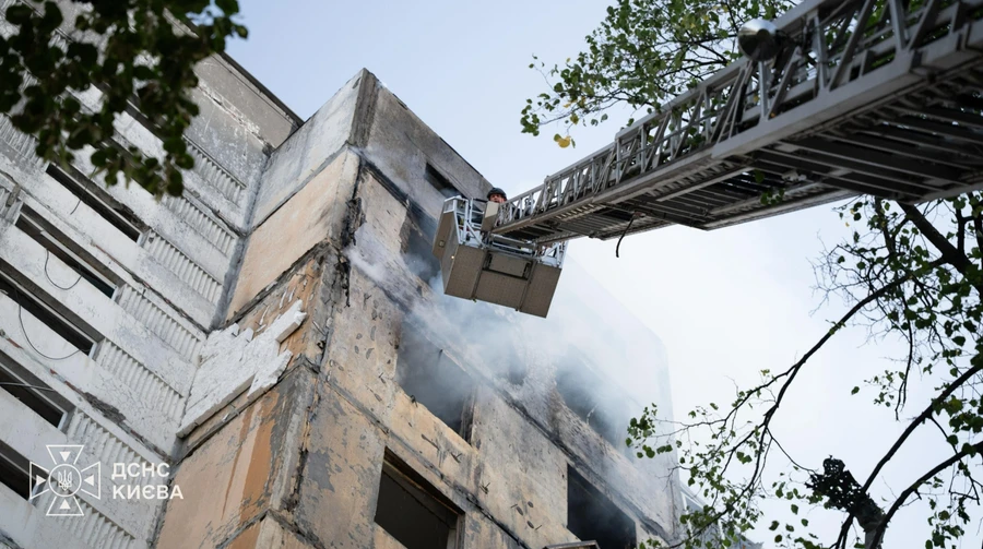 РФ знову атакувала Київ: дрон влучив у багатопопверхівку, три людини постраждали