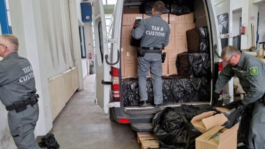 Венгерские таможенники остановили дипломатический бус с сигаретами, который ехал из Украины