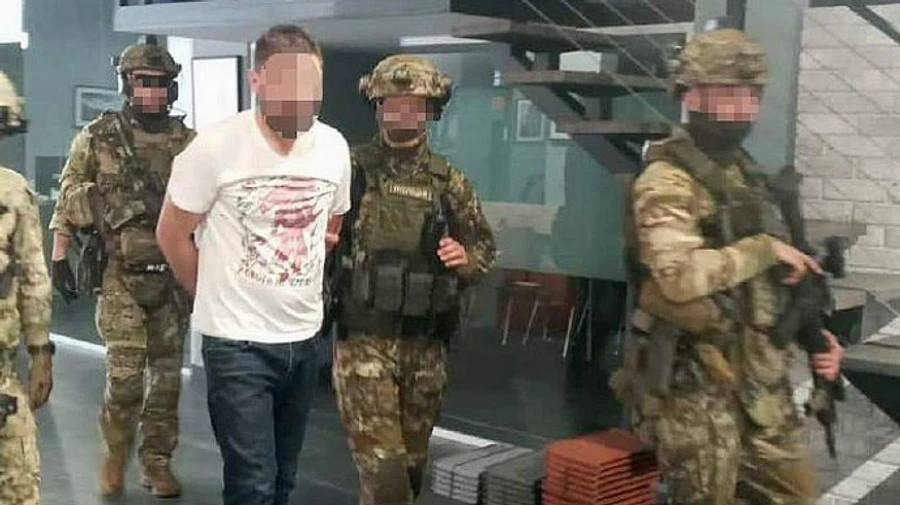 В офисе на Печерске мужчина открыл стрельбу и ранил работника охранной фирмы − полиция 