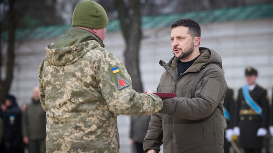 Зеленский на Софийской площади вручил Героев украинским защитникам 