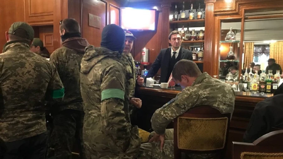 Київ: люди в камуфляжі прийшли в готель Premier Palace і висувають вимоги щодо біженців