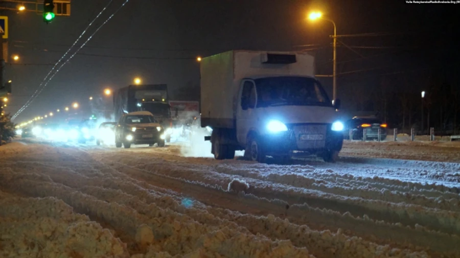 В Днепре и Запорожье не утихают снегопады: улицы городов застряли в пробках