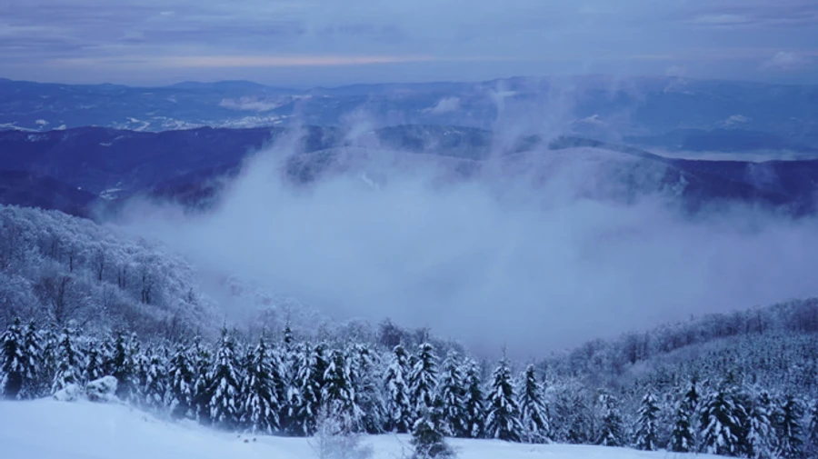В Україні оголосили штормове попередження: у горах – лавини, у портах обмеження через дощ