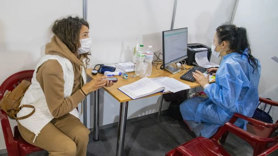 Кабмін спонукає регіони пришвидшити вакцинацію до 1,5 млн щеплень на тиждень