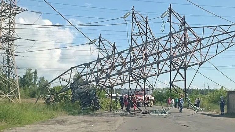 У Києві вантажівка звалила опору ЛЕП: на Лівому березі можливі перебої