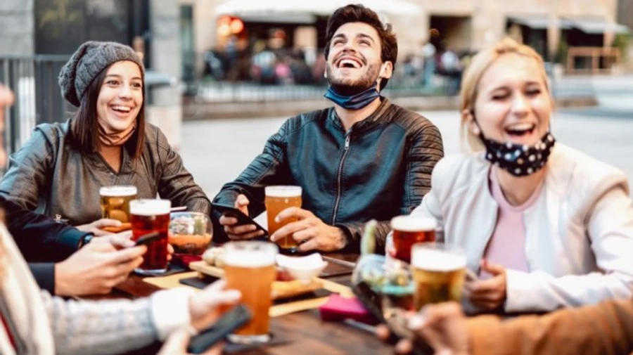 Поляки святкують послаблення карантинних обмежень