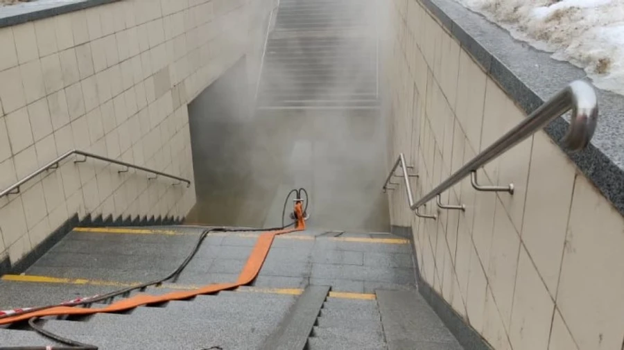 Прорыв трубы в Киеве: подземный переход превратился в бассейн с кипятком