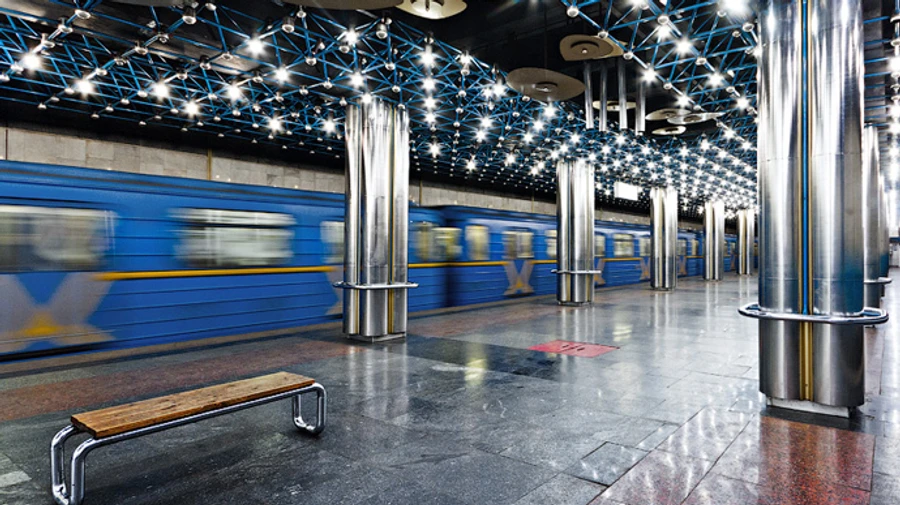 Смерть зацепера в метро: залез на крышу поезда и упал