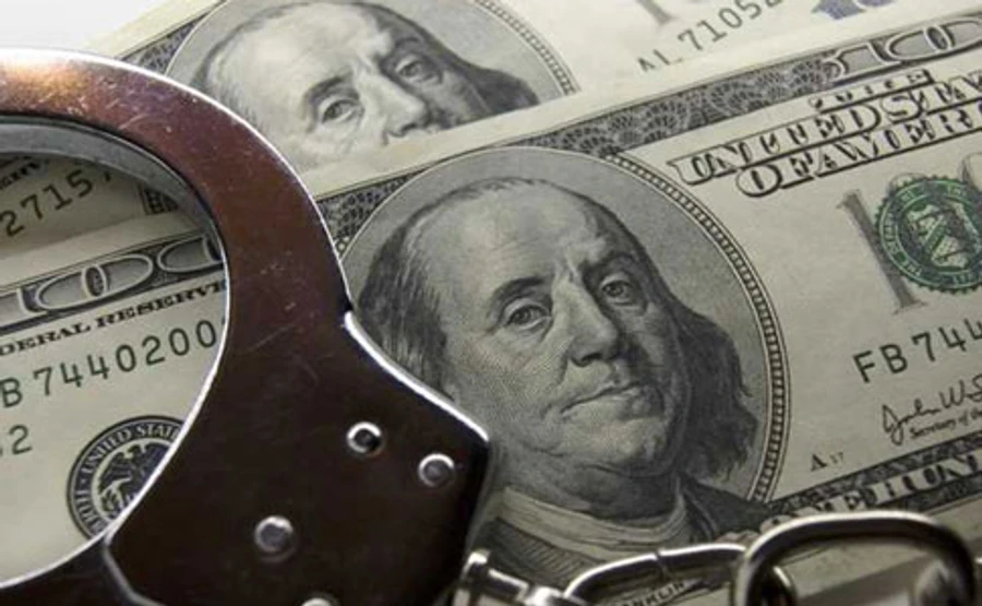 У лікаря вилучили майже мільйон доларів, оголошено підозру