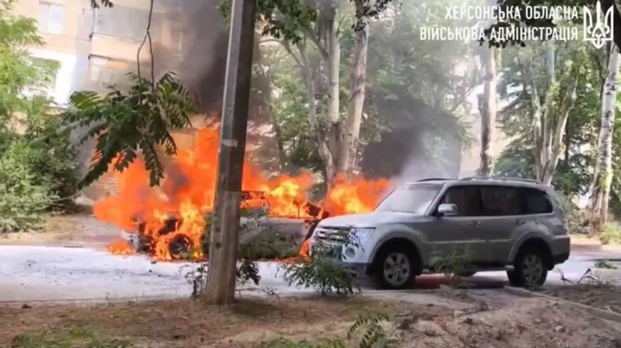 Россияне ударили дроном по Херсону: ранен мужчина, сгорело авто