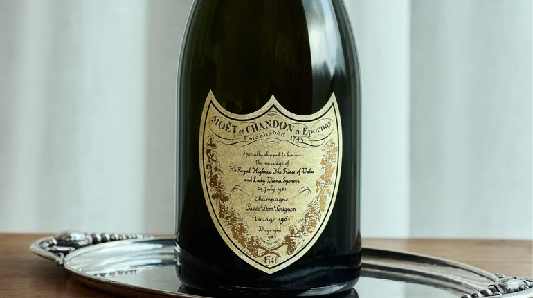 У Данії провалився аукціон, на якому хотіли продати ігристе з весілля короля Чарльза і принцеси Діани