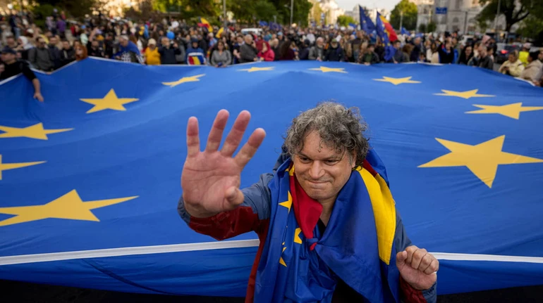 Правительство не пало, но качается: приведет ли кризис в Румынии к отставке проукраинской власти