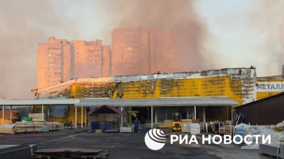 У Донецьку після удару БпЛА згорів ТЦ "Галактика" – росЗМІ