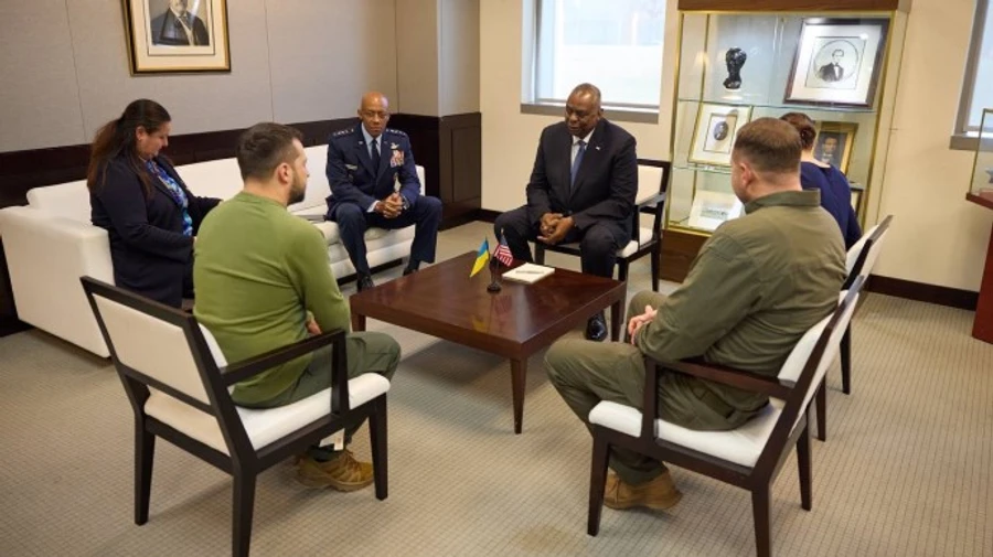 Zelenskyy visits US, holds meeting with Defense Secretary and top general – photo