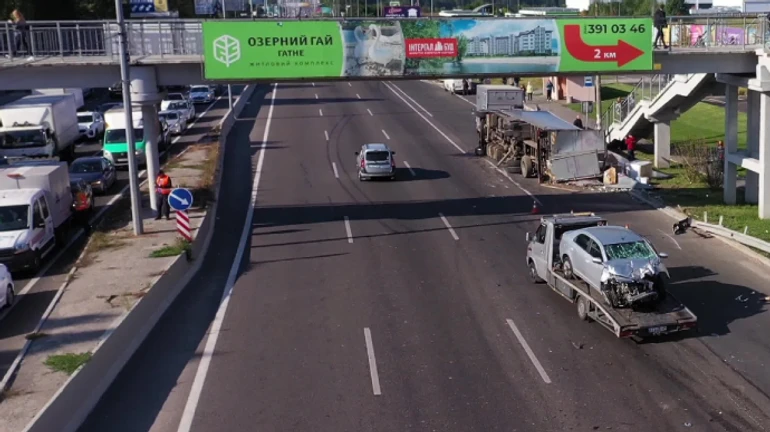 Нічна ДТП: майор поліції врізався у вантажівку