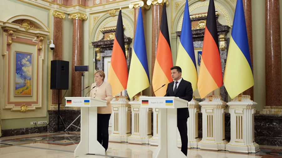 Зеленський нагородив Меркель орденом Свободи