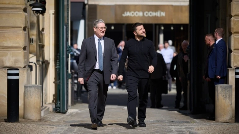 Зеленский в Париже заявил, что Россия готовится к новым наступлениям на три области