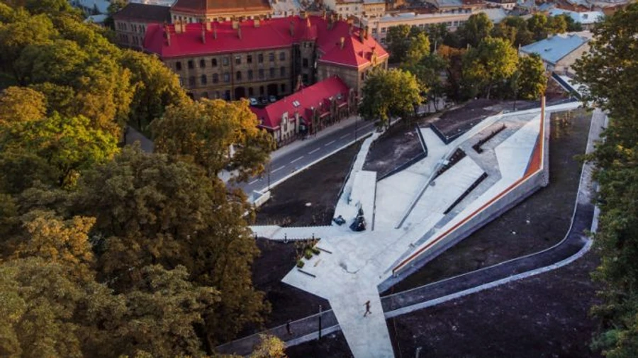 Девушки устроили празднование на Мемориале Героев Небесной сотни. Полиция завела дело