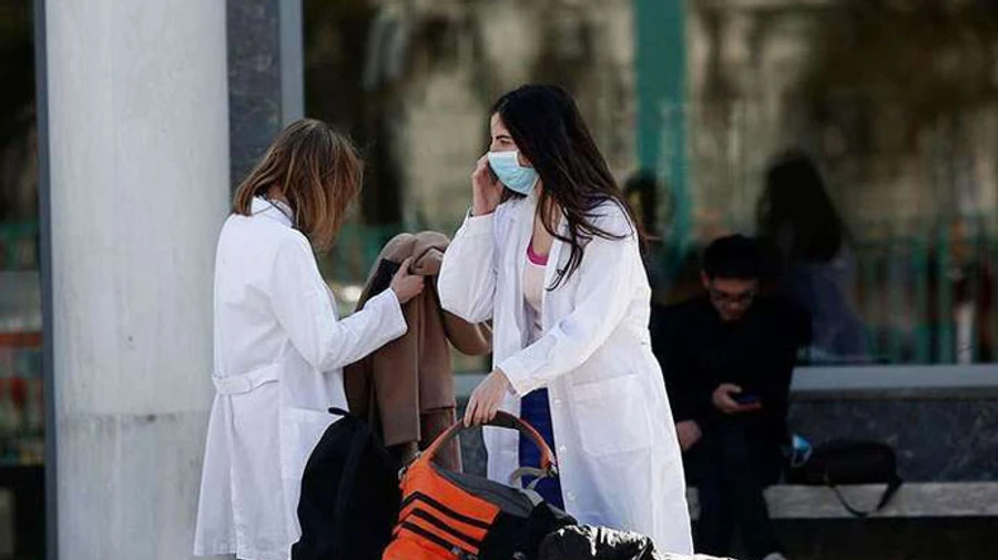 Під Афінами запровадили комендантську годину після антикарантинних сутичок з поліцією