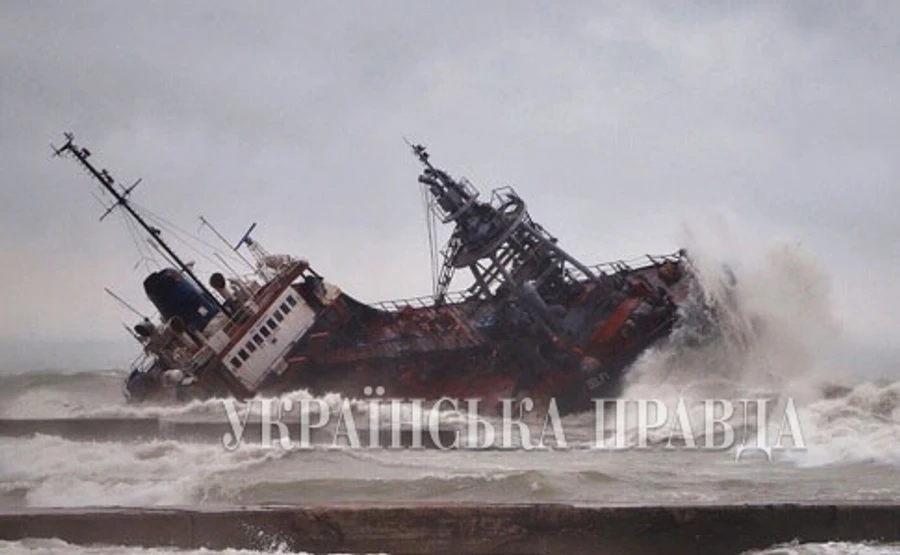 Аварія танкера під Одесою: екіпаж врятували