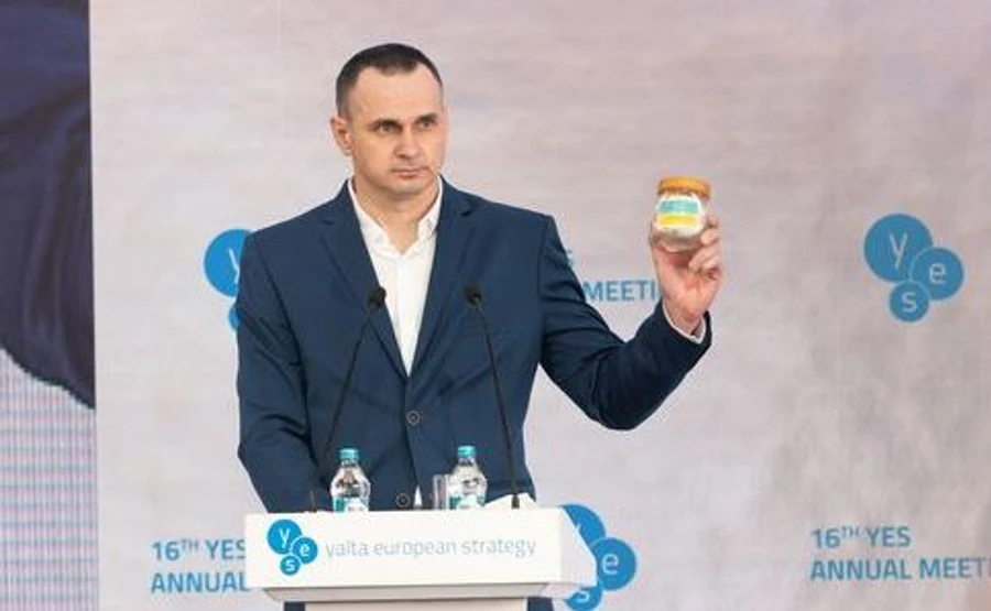 Сенцов на YES показав символ своєї боротьби і заклав нову традицію