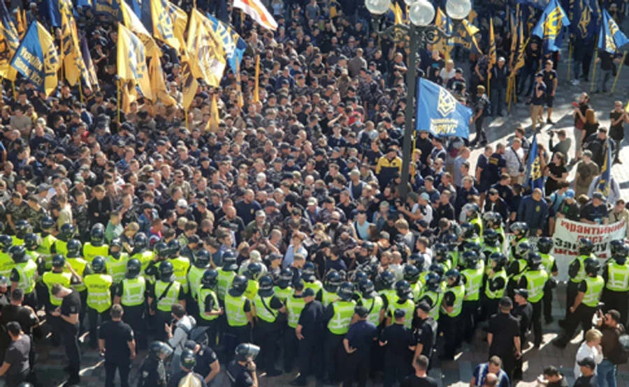 Під ВР поштовхалися Нацдружини і поліція, вхід до Ради закрили